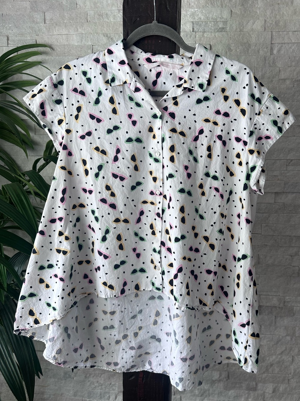 Zara White Short-Sleeve Button Front Top with Multicolor Sunglasses Print Size L